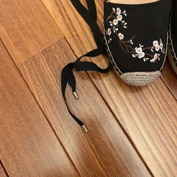 💖 amazing shoes that wrap up on the leg, bever worn before! 💖 - Picture 3 of 3